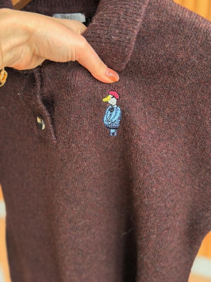 KUŞ NAKIŞLI POLO YAKA KAZAK - KAHVERENGİ