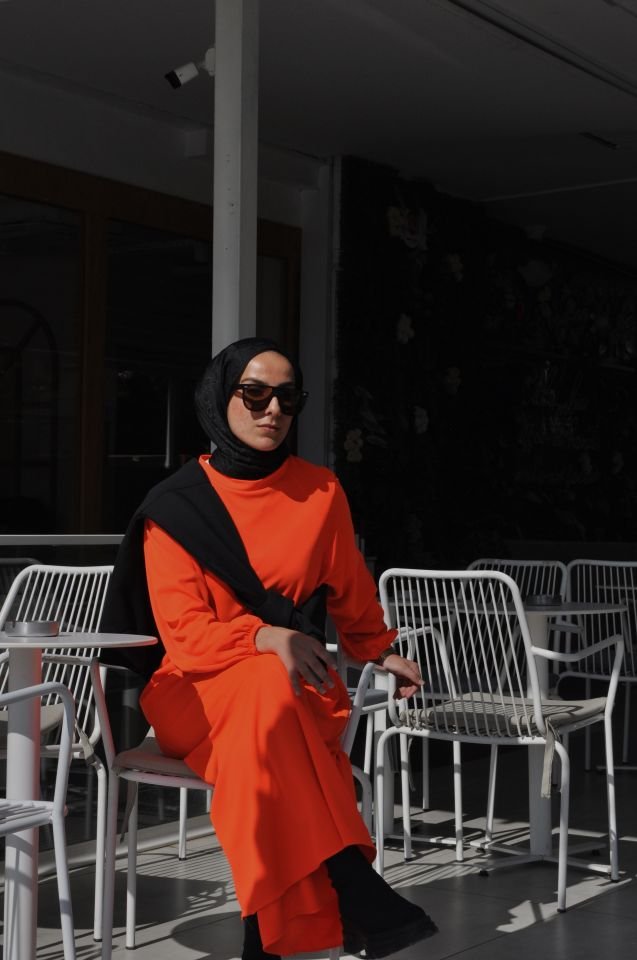 ORANJ KUŞAKLI BASIC ELBİSE