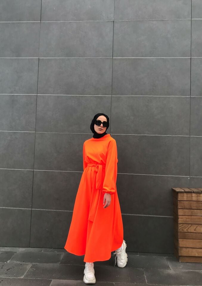 ORANJ KUŞAKLI BASIC ELBİSE