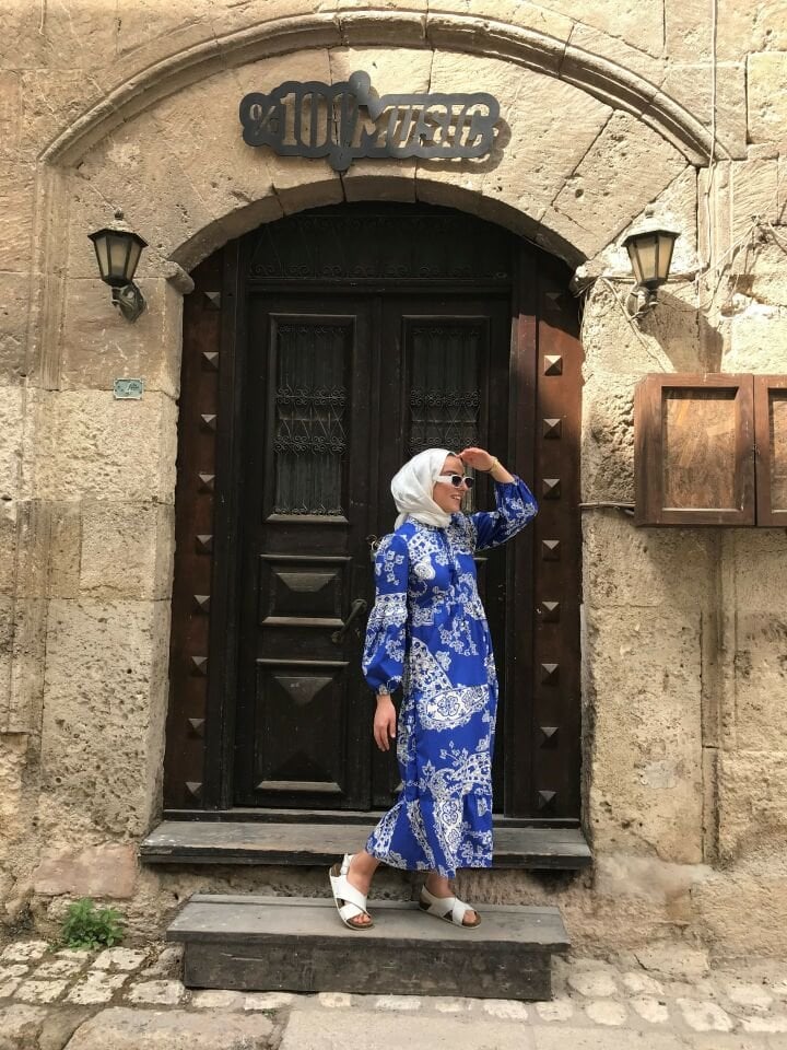 MAVİ- BEYAZ BAĞCIKLI KOL UCU LASTİKLİ DESENLİ ELBİSE