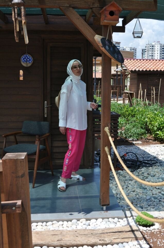 BEYAZ KOL KISMI DÜĞMELİ GÖMLEK