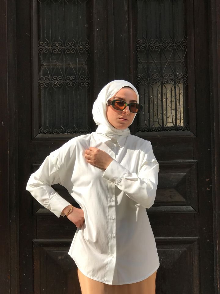 BEYAZ KOL KISMI DÜĞMELİ GÖMLEK