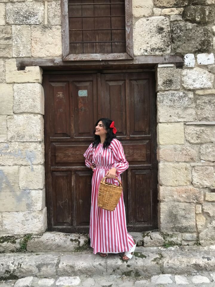 ÇİZGİLİ KUŞAKLI KIRMIZI ELBİSE