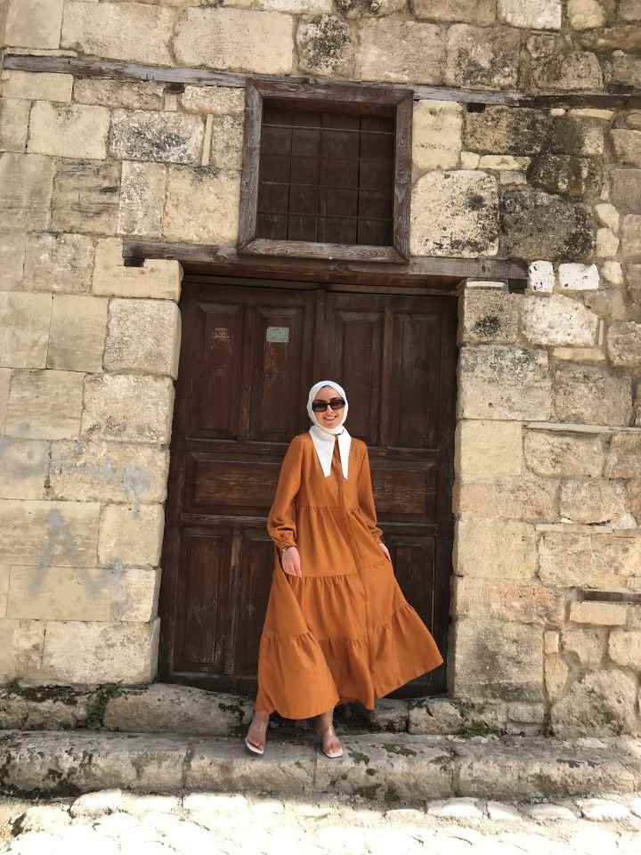 BÜZGÜLÜ HARDAL RENGİ ELBİSE