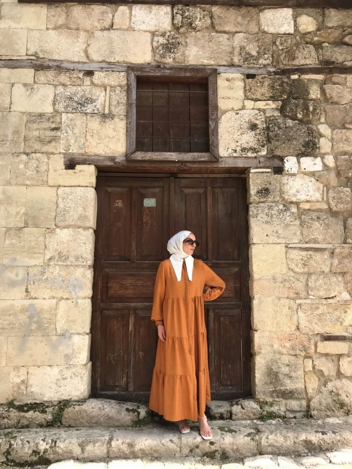 BÜZGÜLÜ HARDAL RENGİ ELBİSE