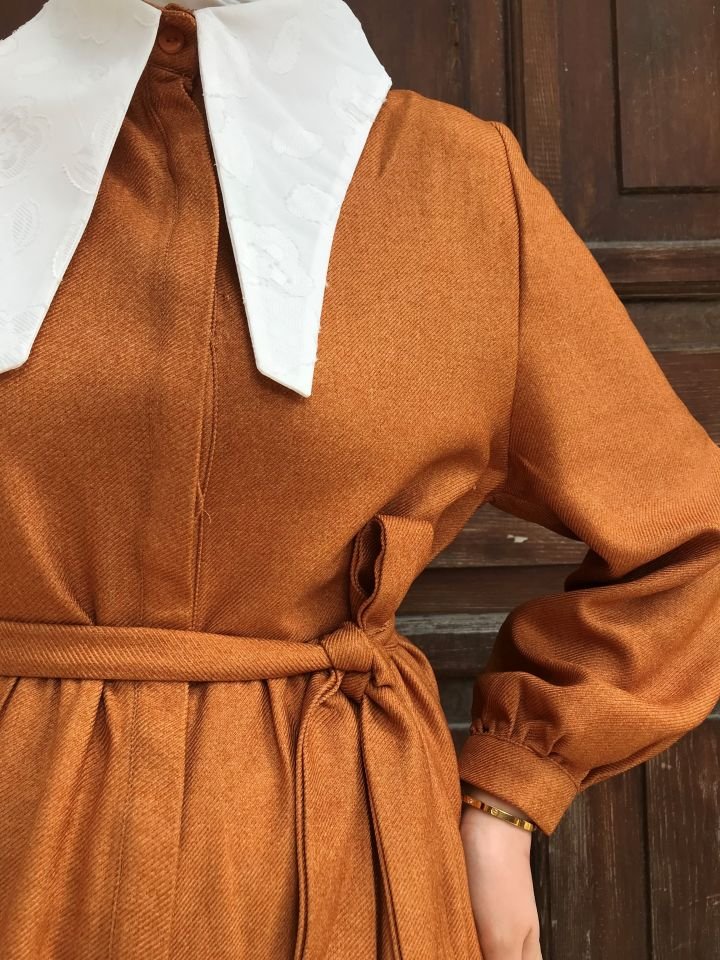 BÜZGÜLÜ HARDAL RENGİ ELBİSE