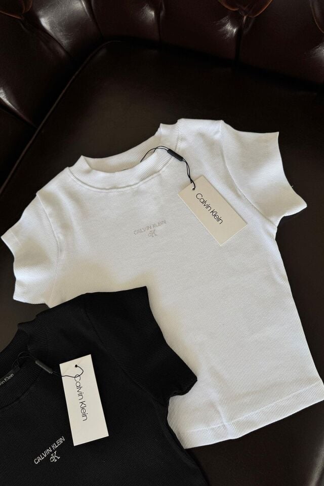 GÖĞÜSÜ TAŞLI MARKA KAŞKORSE T-SHIRT - BEYAZ