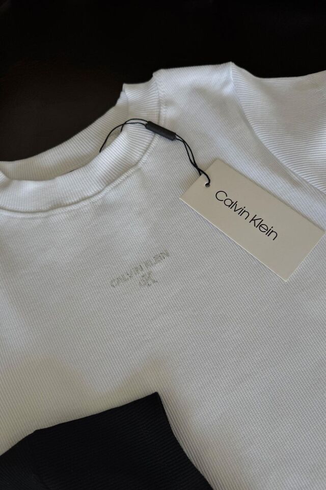 GÖĞÜSÜ TAŞLI MARKA KAŞKORSE T-SHIRT - BEYAZ