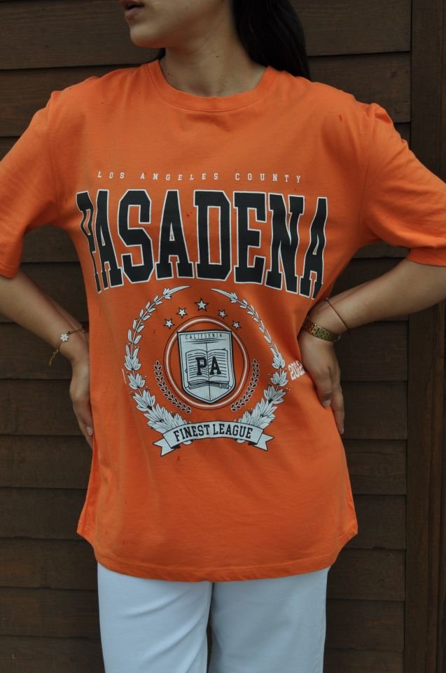 TURUNCU BASKILI YAZILI T-SHIRT