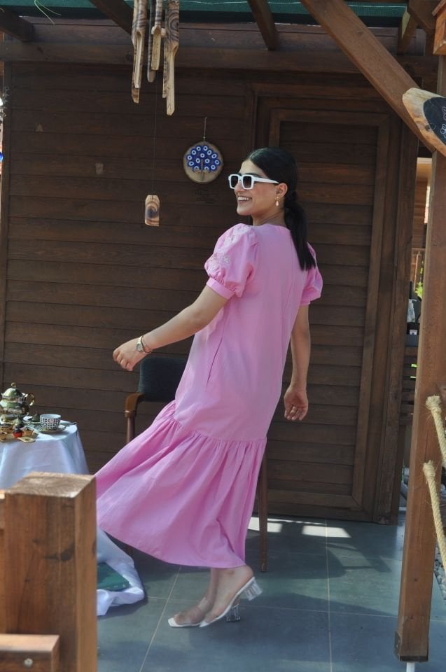 İŞLEMELİ BALON KOL PEMBE ELBİSE