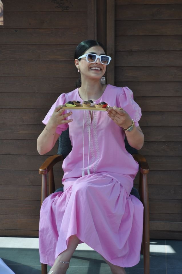 İŞLEMELİ BALON KOL PEMBE ELBİSE