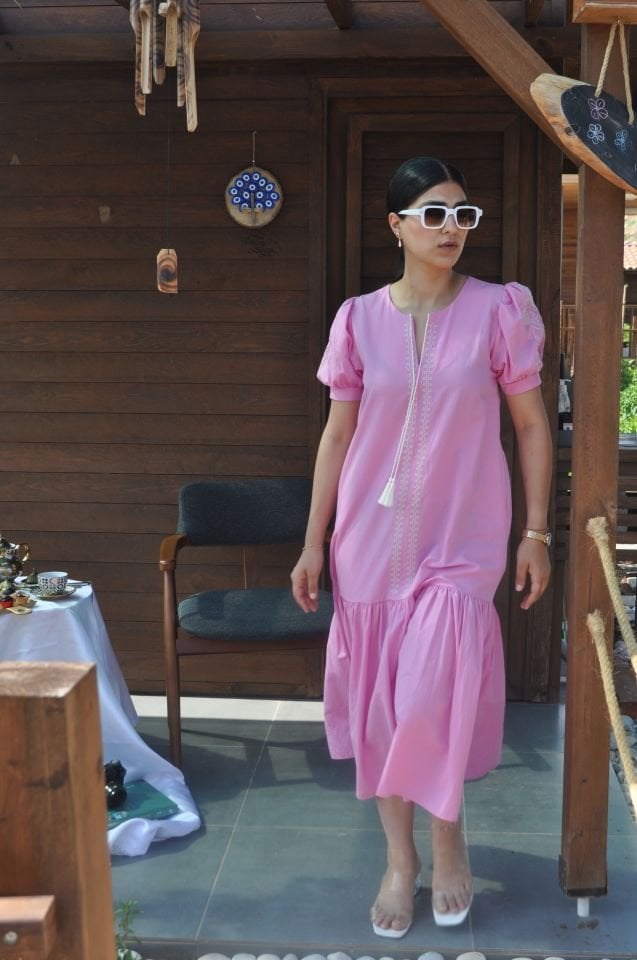 İŞLEMELİ BALON KOL PEMBE ELBİSE