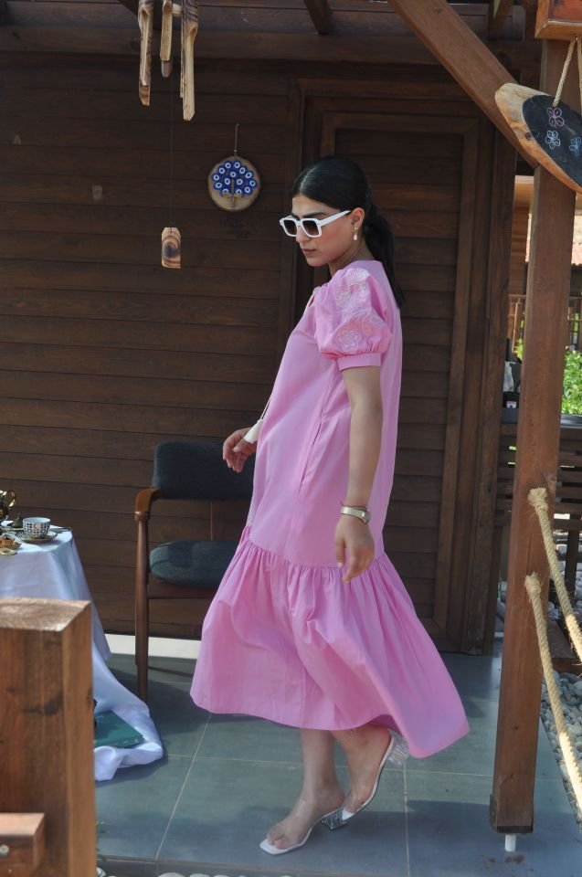 İŞLEMELİ BALON KOL PEMBE ELBİSE