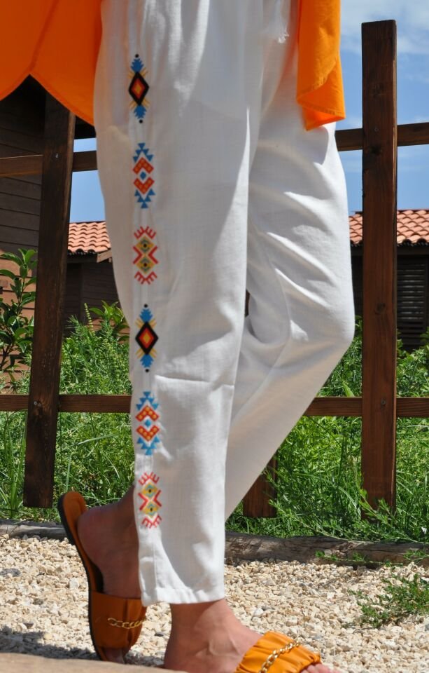 BEYAZ BELİ LASTİKLİ İŞLEMELİ PANTOLON