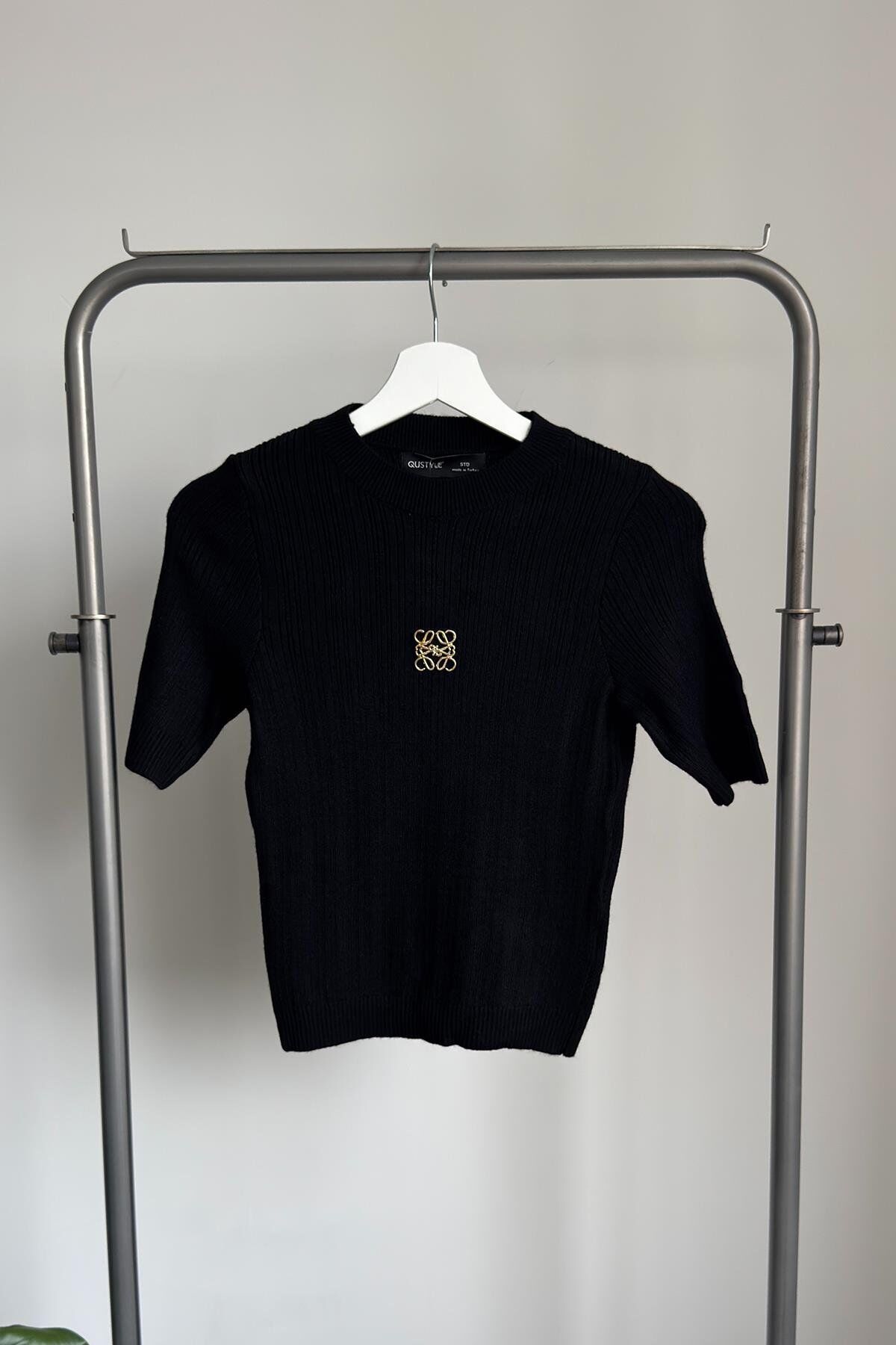 GOLD BRONŞ DETAY KISA KOL BLUZ - SİYAH