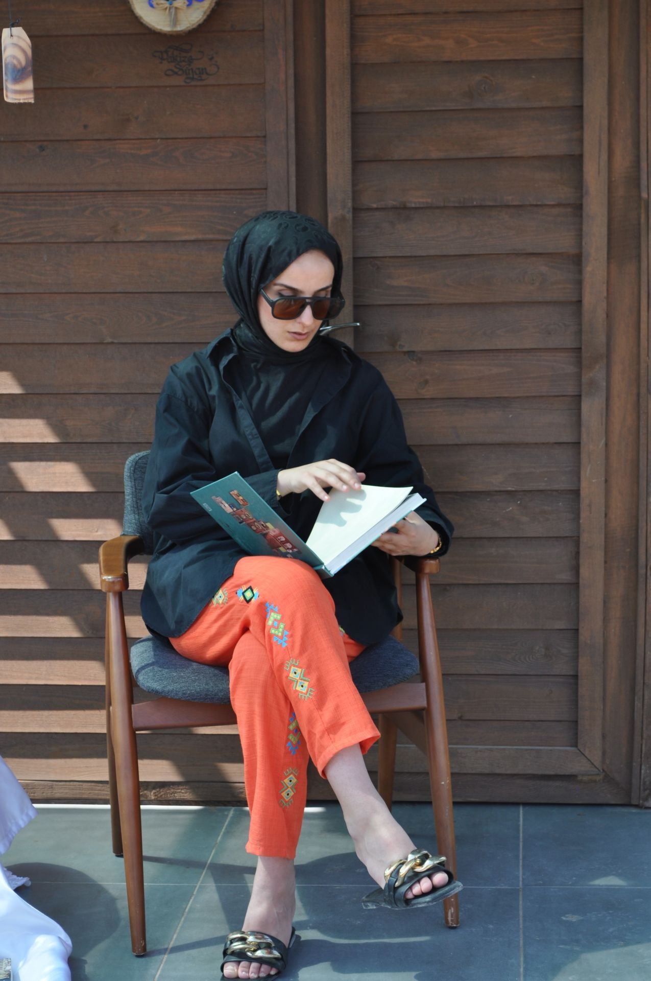 TURUNCU BELİ LASTİKLİ İŞLEMELİ PANTOLON