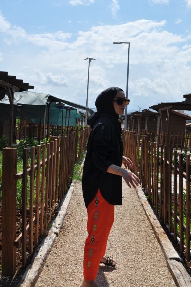 TURUNCU BELİ LASTİKLİ İŞLEMELİ PANTOLON