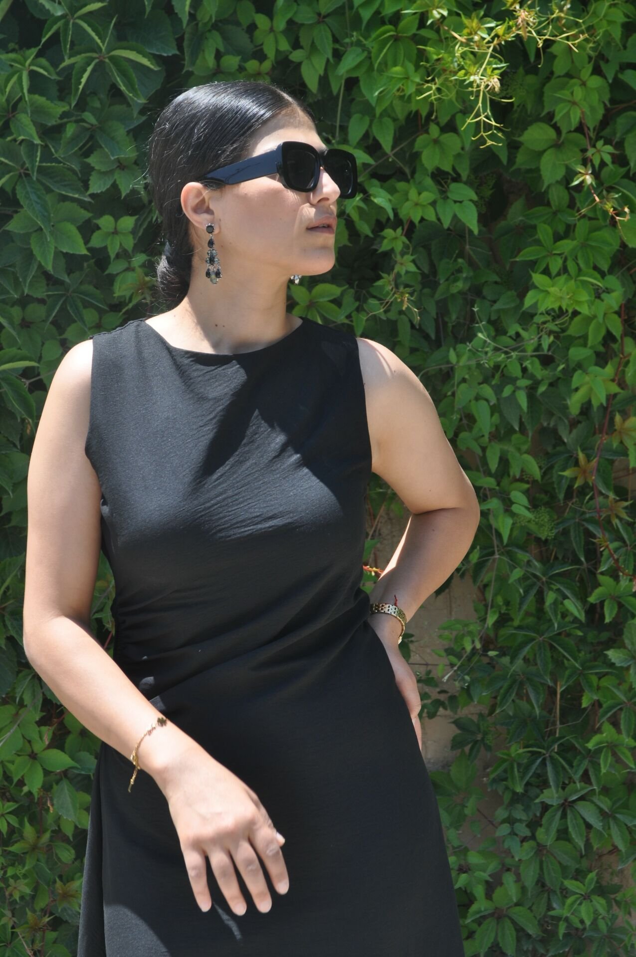 SİYAH KAYIK YAKA BELİ PENCERE DETAYLI FERMUARLI ELBİSE