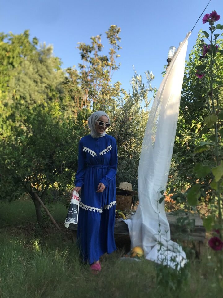 PÜSKÜL ŞERİT DETAYLI LİKRALI MAVİ ELBİSE