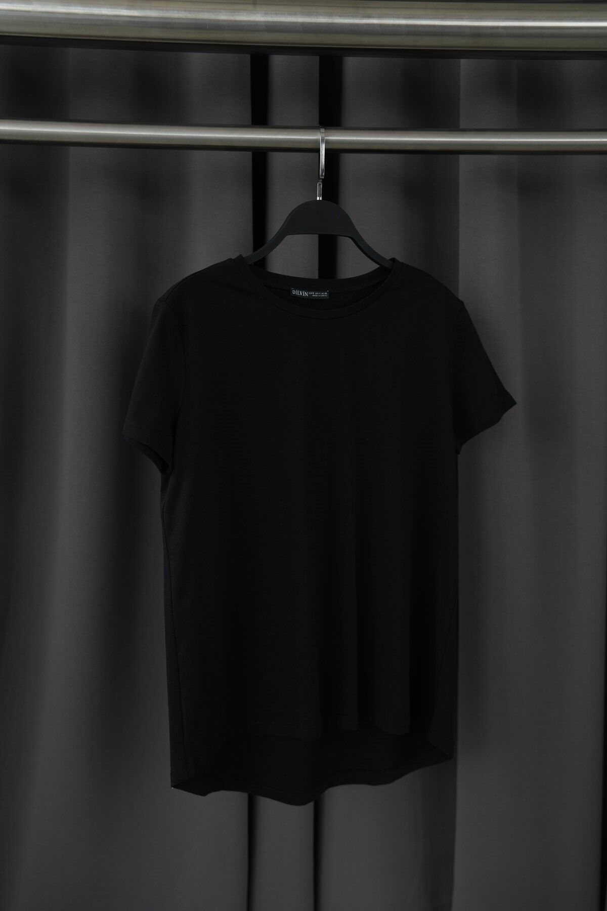 ÖNÜ KISA ARKASI UZUN BASIC T-SHIRT -SİYAH