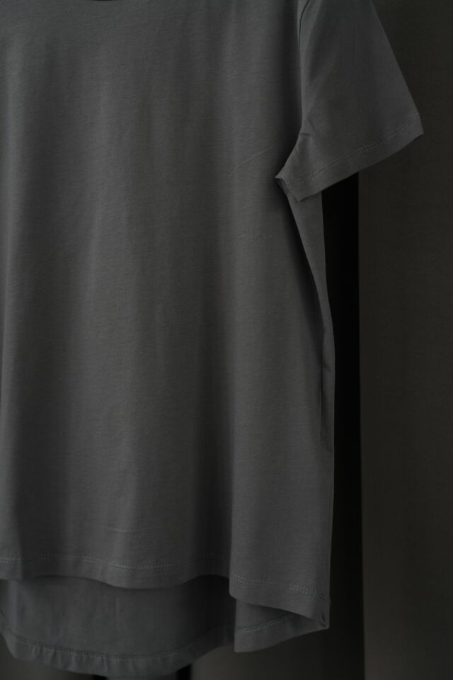 ÖNÜ KISA ARKASI UZUN BASIC T-SHIRT - ANTRASİT