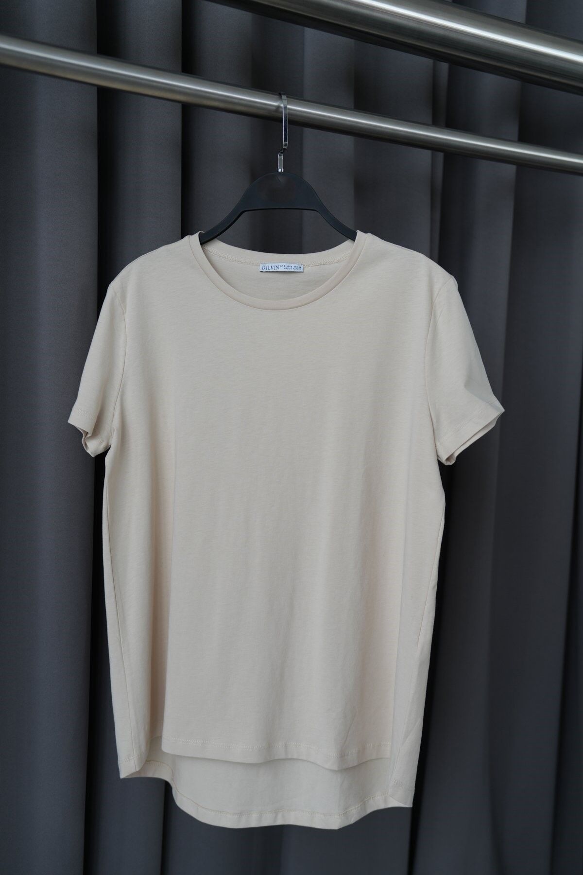 ÖNÜ KISA ARKASI UZUN BASIC T-SHIRT - BEJ