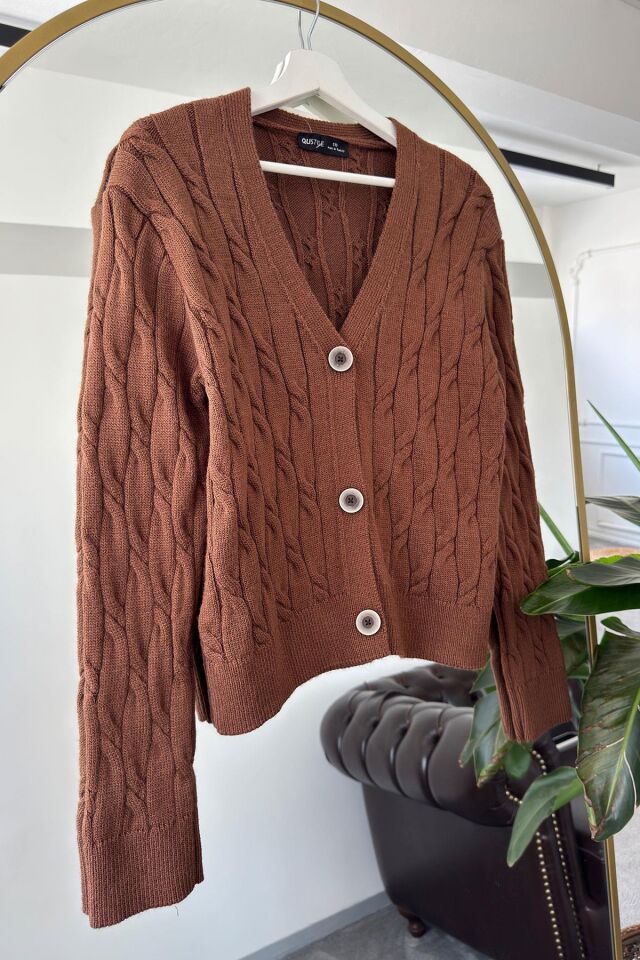 V YAKA DÜĞMELİ TRİKO HIRKA - KAHVERENGİ