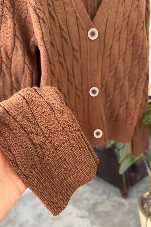 V YAKA DÜĞMELİ TRİKO HIRKA - KAHVERENGİ