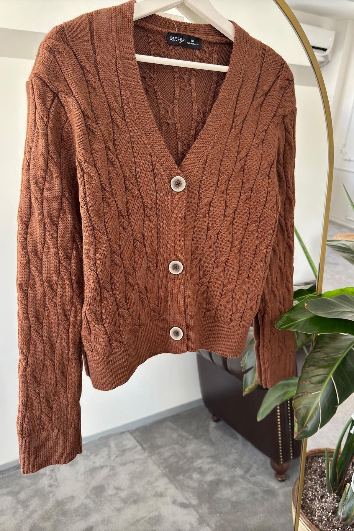 V YAKA DÜĞMELİ TRİKO HIRKA - KAHVERENGİ