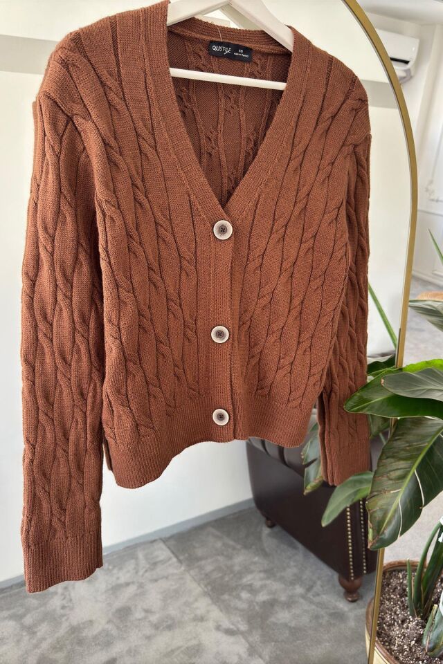 V YAKA DÜĞMELİ TRİKO HIRKA - KAHVERENGİ