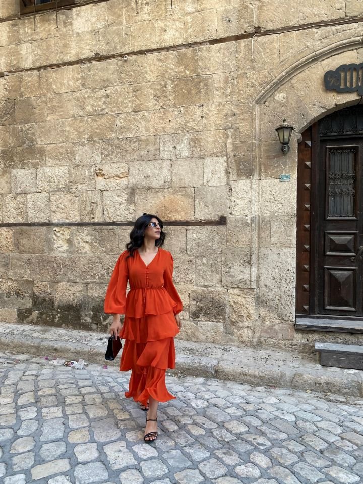 ORANGE PİLELİ KATLI ASTARLI ELBİSE