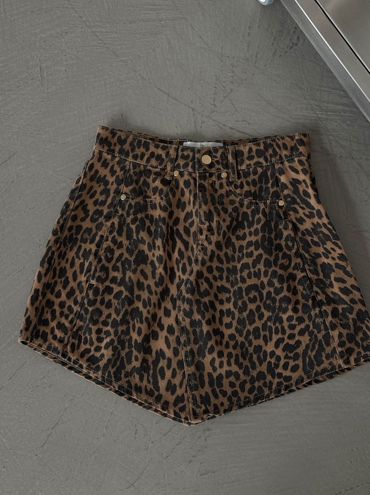 ASİMETRİK KESİM LEOPAR DENİM ETEK