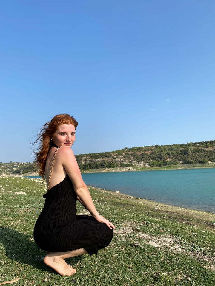 SİYAH ZİNCİR ASKILI TRİKO ELBİSE