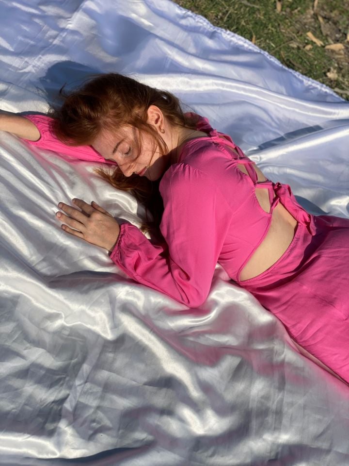 PEMBE DOKUMA KUMAŞ SIRT DEKOLTELİ ELBİSE