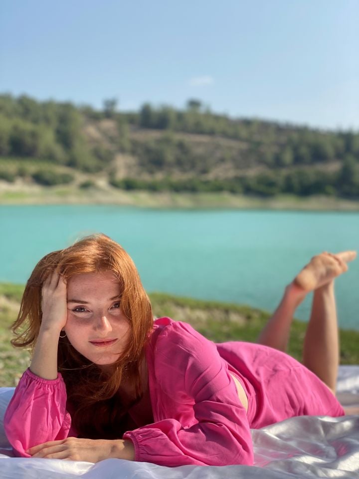 PEMBE DOKUMA KUMAŞ SIRT DEKOLTELİ ELBİSE