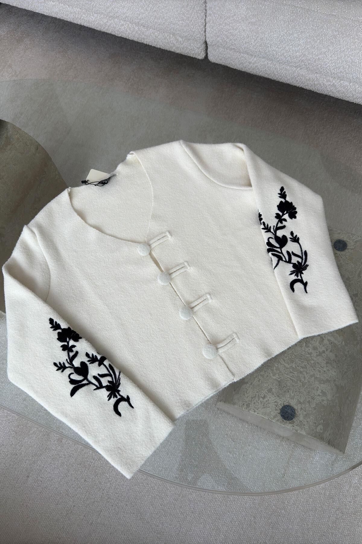 KOLU NAKIŞLI DÜĞMELİ PREMİUM TRİKO HIRKA - EKRU