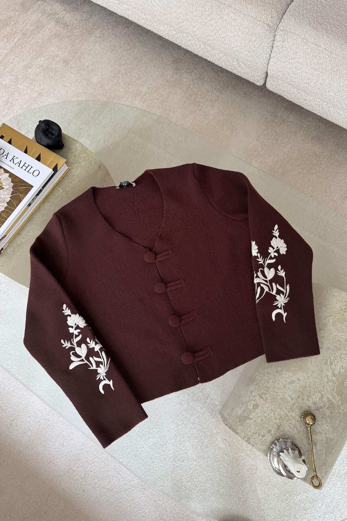 KOLU NAKIŞLI DÜĞMELİ PREMİUM TRİKO HIRKA - BORDO