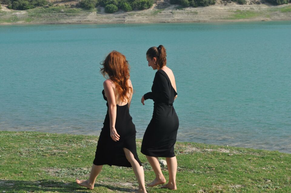 SİYAH KEMERLİ ELBİSE