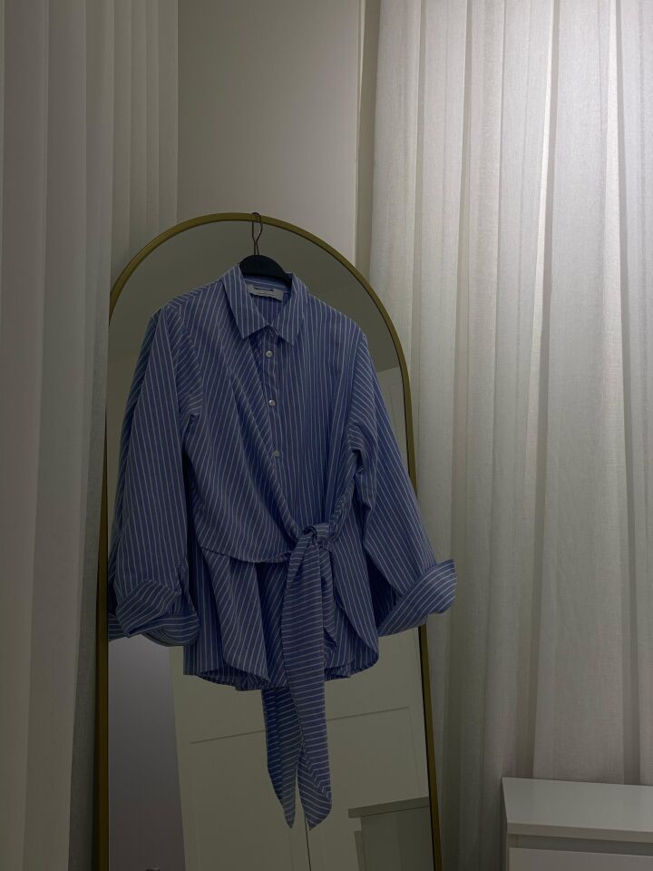 ÇİZGİLİ BAĞLAMALI GÖMLEK - MAVİ