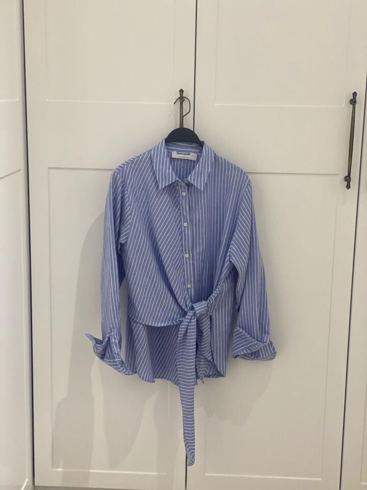 ÇİZGİLİ BAĞLAMALI GÖMLEK - MAVİ